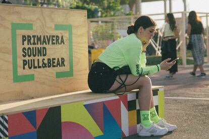 Para que el concierto de nuestra vida no nos pillara con la batería baja, Pull&Bear Garden contó con agradecidos puntos de recarga pata teléfonos móviles que se autoabastecían con energía solar.