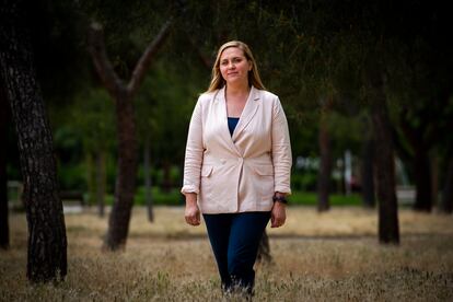 Aline Cosma pasea por un parque de Madrid.