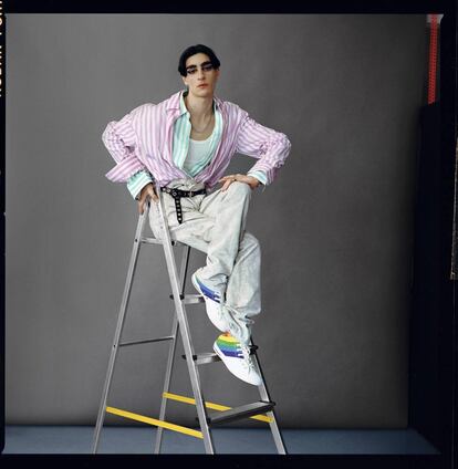 Lucas Margarit lleva dos camisas Hermès, pantalón ‘vintage’ Dior, cinturón Versace y zapatillas Converse.