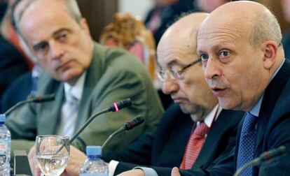 El ministro de Educación, Cultura y Deporte, José Igancio Wert (d) acompañado por el rector de la UIMP, Salvador Ordoñez y por el presidente de la Federación de Editores de España, Javier Cortés (i)