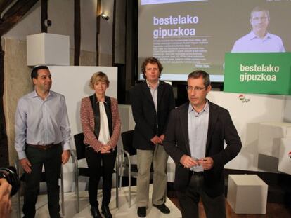 Markel Olano, en el arranque de su precampaña electoral, junto a Imanol Lasa, Eider Mendoza y Xabier Ezeizabarrena.