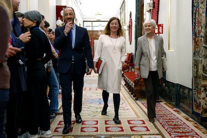 La presidenta del Congreso, Francian Armengol, acompañada del vicepresidente primero, Alfonso Rodríguez de Celis y la secretaria segunda, Isaura Leal, a su llegada este martes a la reunión de la Mesa.