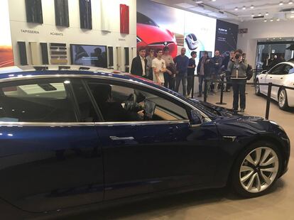 Numerosos curiosos y fans del Tesla Model 3 se han acercado hasta la tienda de Tesla en Barcelona para verlo de cerca