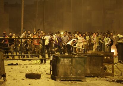 Partidarios de Morsi durante los enfrentamientos con la policía egipcia en la ciudad de El Cairo (Egipto), 16 de julio de 2013.