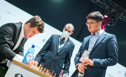 Carlsen firma la planilla tras la rendición de Firouzja en la partida entre ambos, hoy en Varsovia