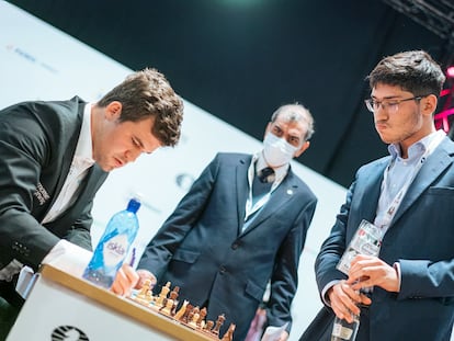 Carlsen firma la planilla tras la rendición de Firouzja en la partida entre ambos, hoy en Varsovia