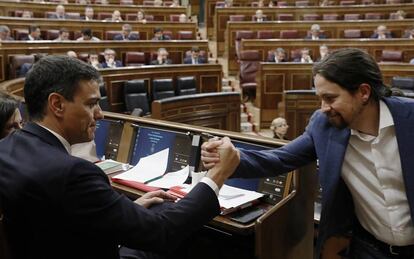 Pablo Iglesias saluda a Pedro Sánchez durante la moción de censura a Rajoy. 