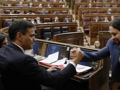 Pablo Iglesias saluda a Pedro Sánchez durante la moción de censura a Rajoy. 