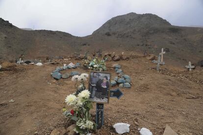 Unas flores decoran la tumba de Juan Huamán, cuyos restos están enterrados en un área donde también hay personas que han muerto por síntomas relacionados con el nuevo coronavirus, en el cementerio Mártires 19 de Julio en las afueras de Lima, Perú, el 20 de agosto de 2020.