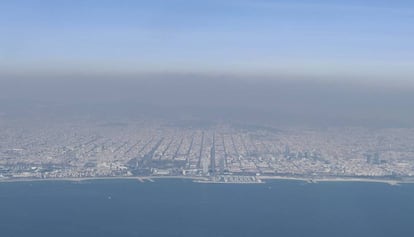 Nube de polución sobre la ciudad de Barcelona en una imagen tomada desde un avión