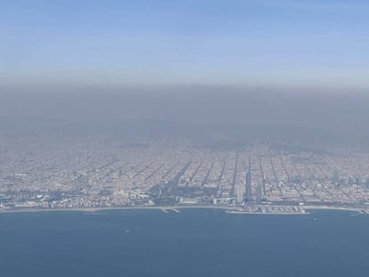 Nube de polución sobre la ciudad de Barcelona en una imagen tomada desde un avión