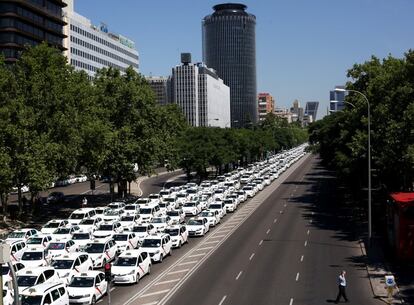 Concentración de taxistas frente al Ministerio de Fomento en Madrid.