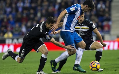 Mantovani persigue a Gerard Moreno.