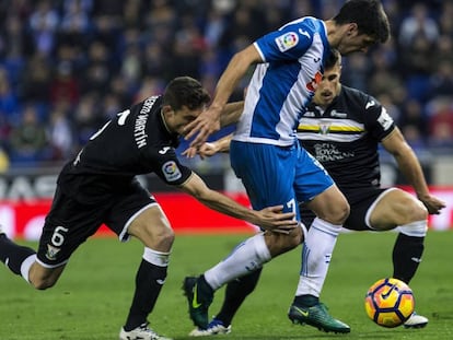 Mantovani persigue a Gerard Moreno.