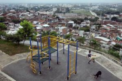 Fotografía del 27 de junio de 2013 de un niño jugando en Siloé, en la zona alta de Cali (Colombia).