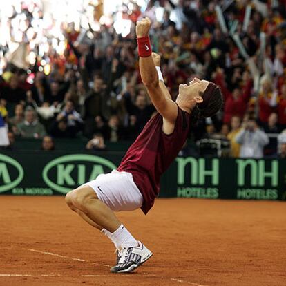 Carlos Moyà se deja caer hacia atrás, feliz, tras estrellar Andy Roddick la última pelota contra la red.