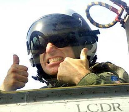 Un piloto estadounidense hace signos de aprobación antes de despegar con su F-14 del portaaviones <i>Enterprise</i>.