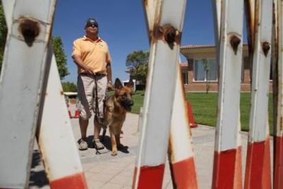 El pastor alemán <i>Neox</i> durante el adiestramiento en la Fundación Once del Perro Guía.