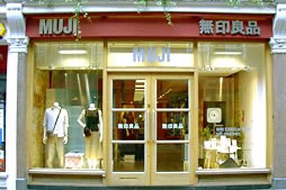 Imágenes interior y exterior de dos tiendas de la cadena japonesa Muji en Londres.