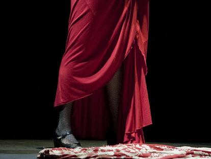 Sara Baras saluda al final de <b><i>Esencia</b></i>, la noche del sábado en el Gran Teatro Falla de Cádiz.