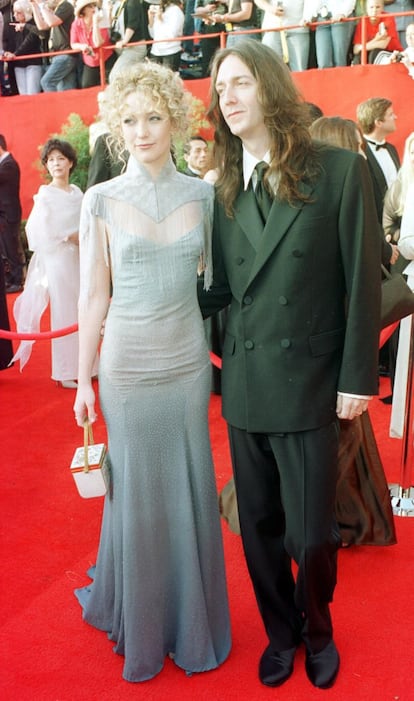 Kate Hudsonand casi siempre suele atinar en la alfombra roja, pero su vestido en la gala de 2001 su elección fue un total desacierto. En la imagen junto con su exesposo.