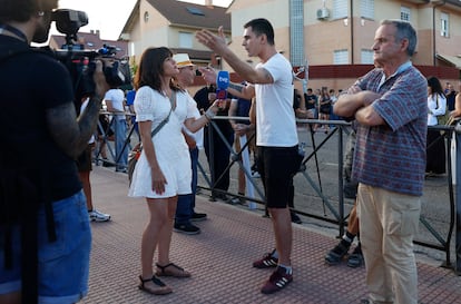 Un equipo de televisión españolaentrevista a un participante de la concentración en Alcalá de Henares