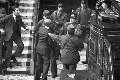 Adolfo Suárez, tras levantarse de su escaño, increpa a los guardias civiles que zarandean al general Manuel Gutiérrez Mellado durante el asalto golpista al Congreso de los Diputados del 23-F.