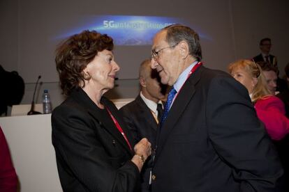 Neelie Kroes charla con Luis Sánchez-Merlo.