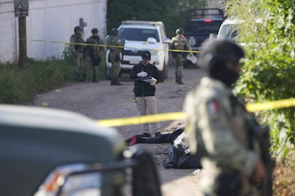 Un equipo forense trabaja en el lugar donde se llevó a cabo un enfrentamiento, en la calle La Costerita, el 19 de septiembre en Culiacán.