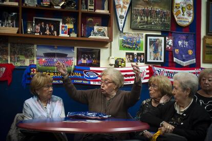 Participantes en el taller de reminiscencia y fútbol del pasado jueves 29 de la Penya Blaugrana Foment Martinenc.