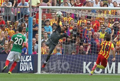 Claudio Bravo, durante el partido frente al Athletic. 