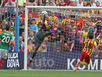 Claudio Bravo, durante el partido frente al Athletic. 