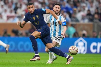 Kylian Mbappé y Lionel Messi pugnan por un balón en los minutos iniciales de la final. 