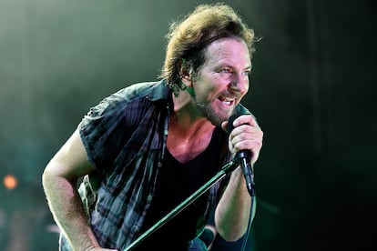 Eddie Vedder, cantante de Pearl Jam. “Es tan difícil aceptar que se ha ido. Todavía hablo de él como si estuviera. No me hago a la idea. No tiene sentido… Un día, en unos premios MTV, me contó con el corazón en la mano lo mucho que respetaba lo que yo hacía. Sonaba la canción Tears in Heaven y la bailamos lento. Recuerdo despertar a la mañana siguiente y recordar lo bien que me sentí y pensar ‘joder, tío, si no hubiéramos tenido tanto miedo el uno del otro…’ Porque habíamos pasado por la misma mierda. Si hubieras hablado, tal vez podríamos habernos ayudado”. Melody Maker, 1994.