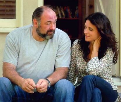 James Gandolfini y Julia-Louis Dreyfus, en un fotograma de 'Sobran las palabras'.