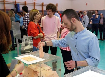 José Luis, un joven con síndrome de Down, ejerce su derecho al voto este domingo en una mesa del colegio electoral del Colegio Nuestra Señora del Pilar de Madrid. Más de 100.000 personas con discapacidad intelectual, que hasta hoy estaban vetadas de participar en los comicios por contar con una sentencia judicial de incapacidad. La reforma de la Ley Electoral del Régimen General (LOREG) les ha devuelto su derecho de sufragio y Europa Press ha sido testigo de cómo algunas han depositado su voto en las urnas.