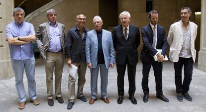 El director de la filmoteca de Catalunya, Esteve Riambau; el director del Instituto Catalán de las Empresas Catalanas, Gorka Knorr; el director del centro de arte Santa Monica, Vicenç Altaió; el cantautor valenciano Raimon; el consejero de Cultura de la Generalitat de Catalunya, Ferran Mascarell; el director general de Promoción y Cooperación cultural, Jordi Cabré y el director general de cooperación cultural, Albert Bardolet, durante la presentación de los actos organizados para conmemorar el 50 aniversario del primer concierto del músico de Xàtiva en Barcelona.