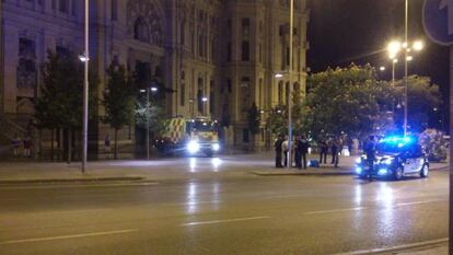 Agentes locales desalojan a los dos colectivos instalados en la plaza de Cibeles.