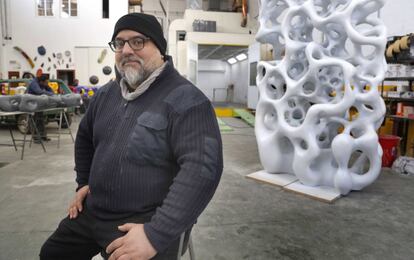 Pelzmann posa delante de la escultura 'Monolith', una de las de mayor tamaño que mostrará en la feria Volta de Nueva York.