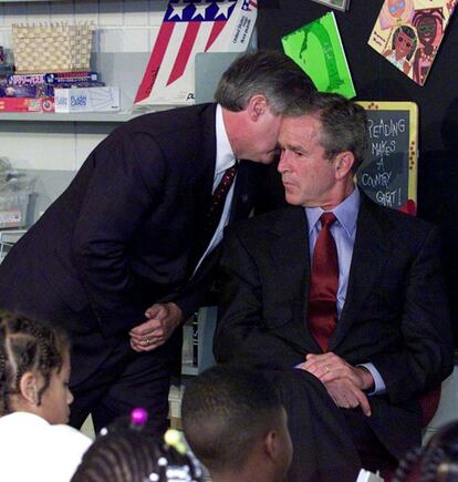 El president dels Estats Units, George W. Bush, en el moment en què va ser informat de l'atac, el més greu patit pel seu país des de Pearl Harbour. Bush estava de visita en una escola de Saratosa (Florida). L'ofensiva terrorista va incloure atacs pràcticament simultanis contra centres neuràlgics dels Estats Units: les Torres Bessones (centre econòmic) de Nova York i el Pentàgon (seu del poder militar), a Washington. Un quart avió, que presumptament es dirigia al Capitoli, va ser estavellat en un camp de Pennsilvània després d'un enfrontament entre els passatgers i els tripulants contra el comando terrorista.