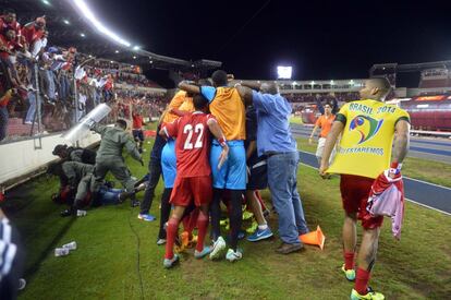 Los jugadores de Panamá celebran uno de los goles ante EEUU