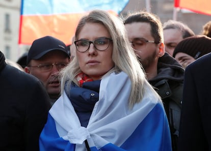 La opositora rusa Lyubov Sobol, compañera de Alexéi Navalni, participa en una marcha por el V aniversario del asesinato del disidente Boris Nemtsov en Moscú en febrero de 2020.