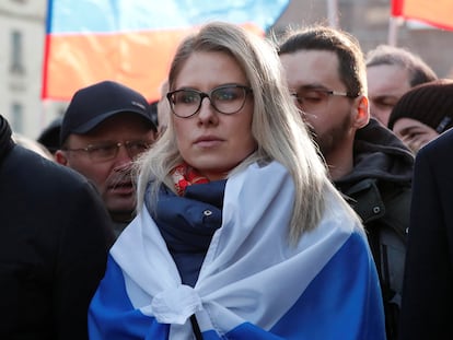 La opositora rusa Lyubov Sobol, compañera de Alexéi Navalni, participa en una marcha por el V aniversario del asesinato del disidente Boris Nemtsov en Moscú en febrero de 2020.