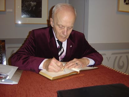 Staffan Mörling, en una fotografía difundida por el Ayuntamiento de Bueu, en una firma de libros.