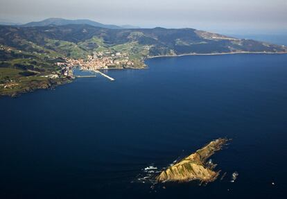 La isla, declarada biotopo protegido de la reserva de la biosfera de Urdaibai, se rodea con el barco de Hegaluze (www.hegaluze.com) en su singladura diaria entre Bermeo y Elantxobe. Desde el barco podemos observar su adustez de lajas acuchilladas, así como las ruinas del monasterio, uno de los capítulos esporádicos de ocupación humana. La gasolinera de Mundaka es un mirador privilegiado sobre esta isla que fue imagen de la distribuidora Ízaro Films.