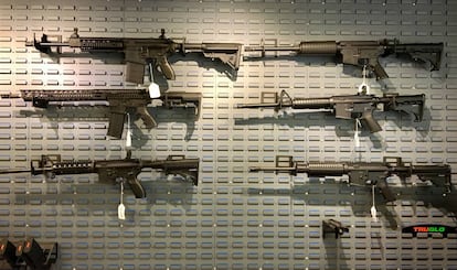 Algunos de los rifles en venta en una tienda de Arlington, el miércoles