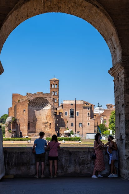 Vista de los templos de Venus Felix y Roma Aeterna desde la galería superior del Coliseo.