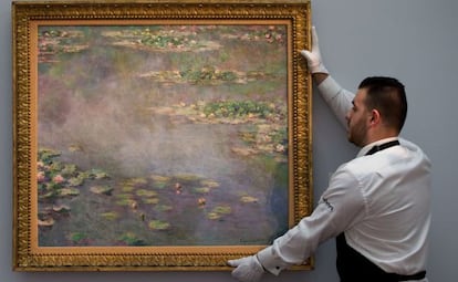 Un empleado de Sotheby's coloca la obra subastada.