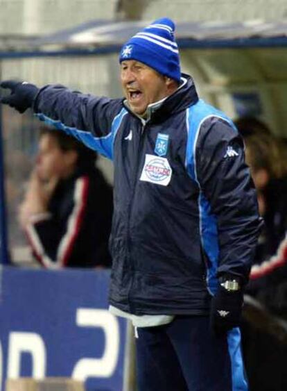 Guy Roux, durante un partido al frente del Auxerre.