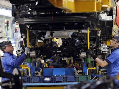 Operarios en una línea de producción de la fábrica de Ford en Almussafes (Comunidad Valenciana).